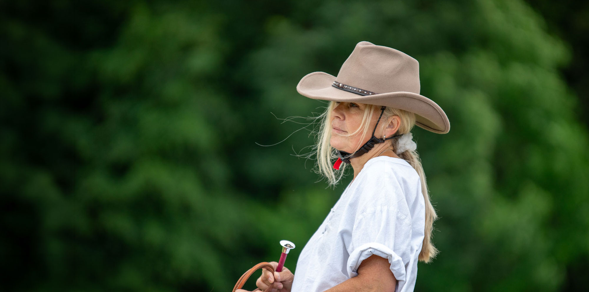 Reiterin mit einem handgefertigten Hat-Line Reitmodell im Western-Stil