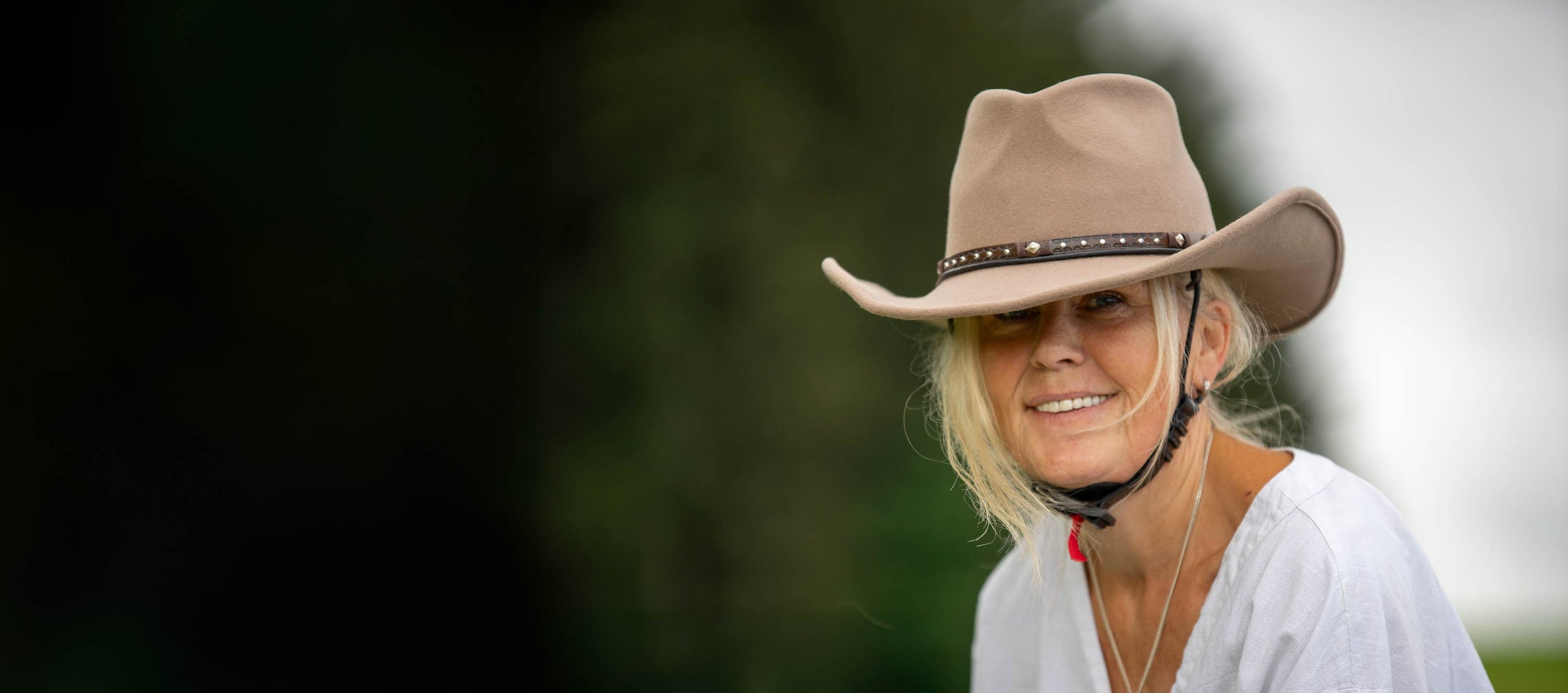 Reiterin mit einem handgefertigten Hat-Line Reitmodell im Western-Stil